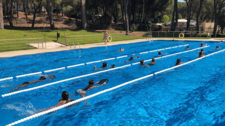piscina del campamento multiaventura en madrid