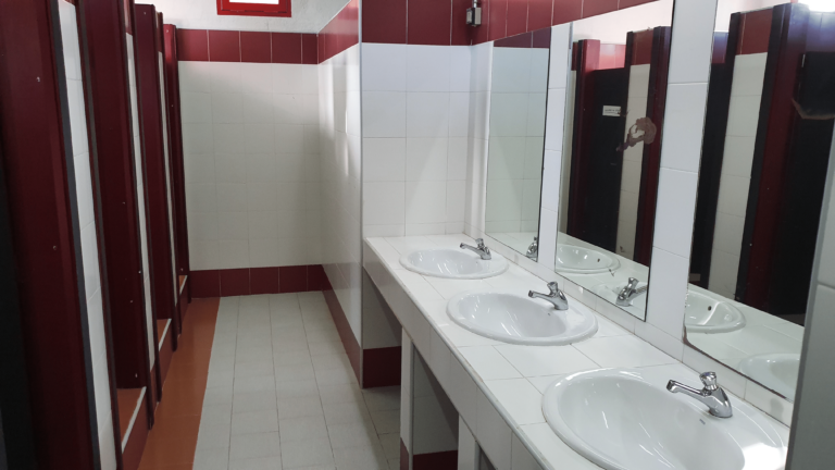 baños de las intalaciones de campamento de verano en madrid