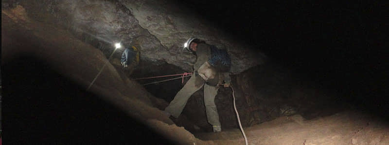 Actividad de espeleología en la sierra norte de Madrid.