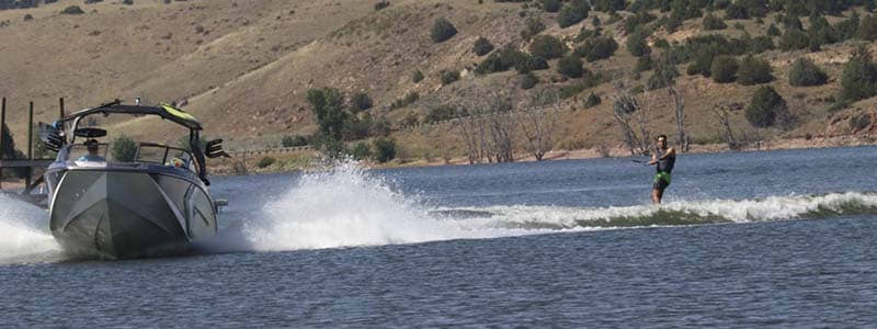 Actividad de wakeboard en la sierra oeste de Madrid, pantano de San Juan