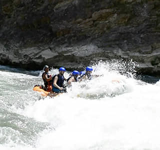 Rafting en el Pirineos, familias, parejas y grupo de amigos